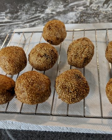 Sesame balls on a wire rack
