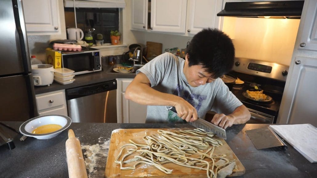 Cutting the handmade noodles