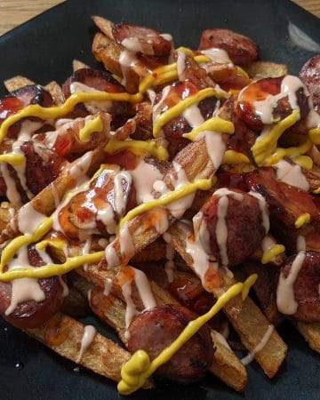 A plate of salchipapas